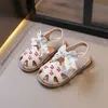 Sandały Sandały Baby Sandals Dzieci Summer Princess Beach Buty Dzieci Sandały Miękki gumowy Sole Anti-Slip Crib Buty Pierwszy spacer 240329