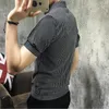 Camicia estiva da uomo a maniche corte Stile personalizzato Tasca con pannello Dimagrante Stampa a righe Colletto POLO coreano Top monopetto 240328