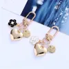 New metal heart-shaped keychain fashionable camellia letter circular pendant womens headphone box accessory bag pavilion party gift 240329