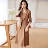 Robes de travail Les femmes professionnelles élégantes conviennent au style minimaliste à la mode pour montrer la robe de travail avec un blazer dans des ensembles assortis