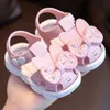 Сандалии Сандалии для новорожденных девочек Летняя обувь с бантом Нескользящие сандалии на мягкой подошве для младенцев Прогулочная обувь для малышей Аксессуары 240329