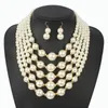 Collana di orecchini set colletto di perle finte bianche multistrato con fetta di metallo fissata con bavaglino largo, accessori moda da donna per le donne