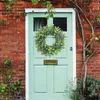 Porte d'entrée de ressort de couronne d'eucalyptus de fleurs décoratives avec la ferme de feuille verte de lavande