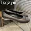 Sapatos casuais 2024 moda feminina dedo do pé redondo cor misturada couro genuíno pérola corrente decoração design de luxo salto baixo