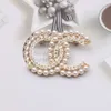 Pins Brooches Classic Small Sweet Wind Luxurys Desingers Brooch Women Pearl Rhinestone Letters Brooches Suit Pin Fashion Jewelry Clothing Decoration Accessories