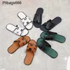 Zapatillas para hombre Sandalias de diseñador 2024 Nueva tendencia de cuero europea para hombre Chanclas antideslizantes de playa transpirables Estilo versátil personalizado con logotipo