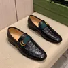 Designer Uomo mocassini scarpe Scarpe eleganti di lusso Comoda pelle di vacchetta Fibbia in metallo Banchetto Moda casual Mocassino con morsetto ad incastro