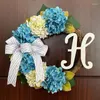 弓の青と白の入り口のドアを添えた装飾的な花アジサイの花輪を歓迎します現実的な人工