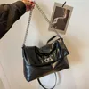 イブニングバッグのデザイナー財布クリアランス新しいファッションストリートフォトInstagramオイルワックスチェーンショッピングバッグトートスリングワン肩斜めのストラドル女性