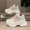 Fitnessskor kvinnor chunky sneakers 2024 vårplattform pappa damer andas kilar avslappnad för kvinna rosa mesh sport