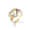 Z bocznymi kamieniami sprzedającymi elegancką złotą wypełnioną mamą pierścień kolorf