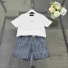 ブランドベビートラックスーツキッズデザイナー服サマー2ピースセットサイズ100-150 cm男の子Tシャツとレースアップレタープリントショーツ24マメ