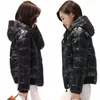 Frühling Herbst Winter 2023 Frauen Mit Kapuze Daunen Parkas Glänzende Weiche Winterjacke Weibliche Warme Kurzmantel Student Wasserdichte Oberbekleidung P5wl #