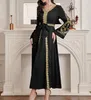 Ropa étnica Vestido musulmán para Ramadán Gurban Gold Lace Front Bordado Black V-cuello Abaya Caftan Kaftan Mujeres Cinturón Turquía