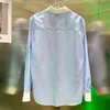 Topdesigner blauw en wit gestreept ademend damesshirt met ronde hals en kleine ronde hals voor lente 2024