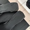 Kvinnors slip på sandaler designer fyrkantiga tår tover klassisk metall matelasse quiltad textur lyxiga strass sten glider sommar utomhus strandsko mulor flip flops