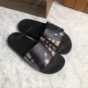 Männlich-weibliche Designer klassische Gummipantoffeln Tartan Slides Damen Herren Luxus Pantoletten Strandschuhe 13 Farben Casual Print Sandalen Größe 36-46