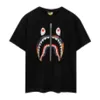 Neues A BATHING AP Weiß mit rotem Camo Shark Bite T-Shirt