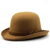 Basker trendiga kvinnor män solid färg bowler filt hatt kupol röda svarta damer topp trilby magiker cap chapeau femme caps gentleman