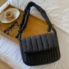 Axelväskor kvinnor vadderad väska bred rem quiltad crossbody casual trendig satchel vinter shopping