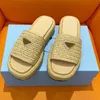 Damdesigner sommarstrand utanför tofflor Växtmaterial Vävande övre fårskinn Inre foder Flat slip-on-skor Kvinnor Casual Slides Fashion Leather Sandals