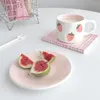 Filiżanki spodki Pink Girl Heart Strawberry Ceramic Coffee Cup i talerz Zestaw Dwa kawałki Premium Feel Creative Prezent Popołudni