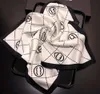 Designer Scarf Brand Women Women Wrap Head SCARFS Square Silk Twill Pashmina sciarpe Regalo di compleanno in pieghe di scialli facili da abbinare