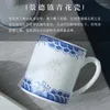 Set di stoviglie per la preparazione del tè in ceramica Jingdezhen Tazza da tè con coperchio Acqua per uso domestico in porcellana decorata con motivo a riso blu e bianco dipinto a mano