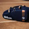 Borse Wilson Roland Garros Tour 2023 Design Borsa da tennis Team 36 PK Navy Borsa leggera per racchette da tennis con tasca per scarpe WR8006701001