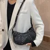 Axelväskor kvinnor crossbody väska stor kapacitet pu tote fast färg handväska underarm enkel kvinnlig pendlare för kontor resor