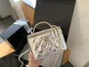 Manico intrecciato cavo intarsiato in oro Designer da donna in pelle di agnello Manico con perle Borse per cosmetici Strass Turn Lock Porta carte Capacità Borsa per trucco a tracolla