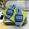 Gratis fraktdesigner Kvinnor Slides Sandaler Beach Flat Slippers denim ljusblå skript broderad sommarhöstmulor utomhus vattentät lyx kalvskinn storlek 35-42