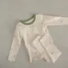 Frühling Herbst Baby Junge Mädchen Pyjamas Karotte Oneck BodysuitTshirtElastische Taille HosenCap geboren Hause Tragen Nachthemd E8357 240325
