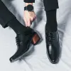 Schoenen nieuwe mannelijke kantup oxfords schoenen 2023 lederen hoge hakken mannen club schoenen klassiek puntige teen mannelijke casual schoenen nieuwe aankomst heren schoen