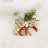 Pins broszki Nowy ręcznie robiony szkliwo malowany prezent świąteczny qrnaments Holly Leaf Pearl Brooch Y240329