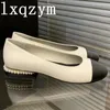 Zapatos informales 2024 moda mujer punta redonda Color mezclado cuero genuino perla cadena decoración diseño de lujo tacón bajo