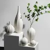 Vases en céramique blanche moderne Style chinois Poterie et porcelaine de conception simple pour fleurs artificielles Figurines décoratives 240325