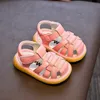 Sandals Summer Baby Girls Boys Sandals Infant Toddler Shoes Soft Bottom Leather Leather Children Adtlics Anti-Collision First Walkers Shoes 240329