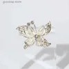 ピンブローチMozog Exquisite Butterfly Lapel Pins Electroplated Alloy Badges Popular Brooch Ultralight Delicate Ornaments Clothing Descoration Y240329