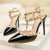 Sandalen 2024 Niet Doppel Schnalle Mode Frauen High Heels Spitze Zehen Hohl Party Schuhe Stiletto Patent Leder Weibliche Pumpen