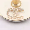 Pins Brooches Classic Small Sweet Wind Luxurys Desingers Brooch Women Pearl Rhinestone Letters Brooches Suit Pin Fashion Jewelry Clothing Decoration Accessories