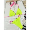 Kvinnors badkläder fast färg 2-stycks baddräkt 2023 Ny fluorescerande gul bikini set sexig låg midja thong baddräkt Suspender grimma badkläder T240328