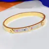 Inlay Crystal Designer Bracelets Fleur Lettre Bracelets Marque Bijoux Hommes Femmes Amant Conception Bracelet De Mariage Cadeaux De Fête D'anniversaire Haut De Gamme En Acier Inoxydable Or 18 Carats