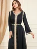 Ropa étnica Vestido musulmán para Ramadán Gurban Gold Lace Front Bordado Black V-cuello Abaya Caftan Kaftan Mujeres Cinturón Turquía