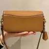 Les sacs à bandoulière pour femmes sont en vente à l'usine Olay New Lacquer Leather Studio Baguette à la mode à la mode