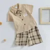 Kläderuppsättningar 2024 Summer Kids Baby Boys Shorts Set Fashio Short Sleeve Turn-Down Collar Shirt With Plaid och Bowtie 3PCS Suit