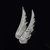 Pins Broschen Exquisite und elegante Engelsflügel weibliche Federbrosche Temperament mit Zubehör Anzug Mantel Pin Schnalle Y240329