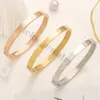 Bracelets de créateurs de qualité : bijoux d'ongles élégants en acier inoxydable 18 carats pour femmes et hommes, avec des motifs de l'alphabet, idéaux pour les fêtes, les anniversaires et les cadeaux de vacances