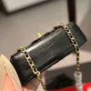 lyx plånbok designer aftonväska kedja brev hänge på badge kedja väska påse fett kedja crossbody väska liten fyrkantig väska äkta läder quiltat mönster