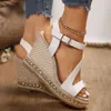 Sandaler Ett ord Buckle Lady Slope Heel Platform Sandal Ny stil Str-Woven High-Heeled Ffin Roman Shoes European och H240328